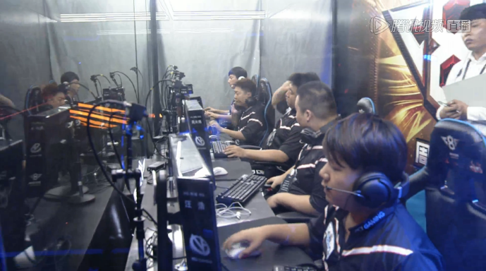 前LPL解说kitty更博晒照：Joy in Paris