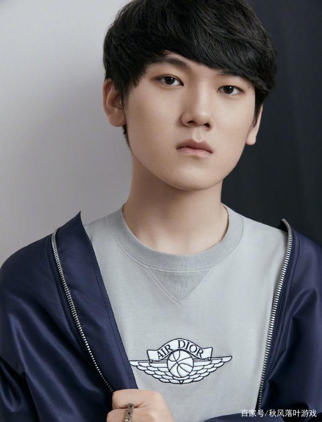 Top Esports 四名玩家跳下并爆炸。 Tarzan 的命运是杀死四个人并击溃 Anyone's Legend 红蓝以赢得第一场比赛。