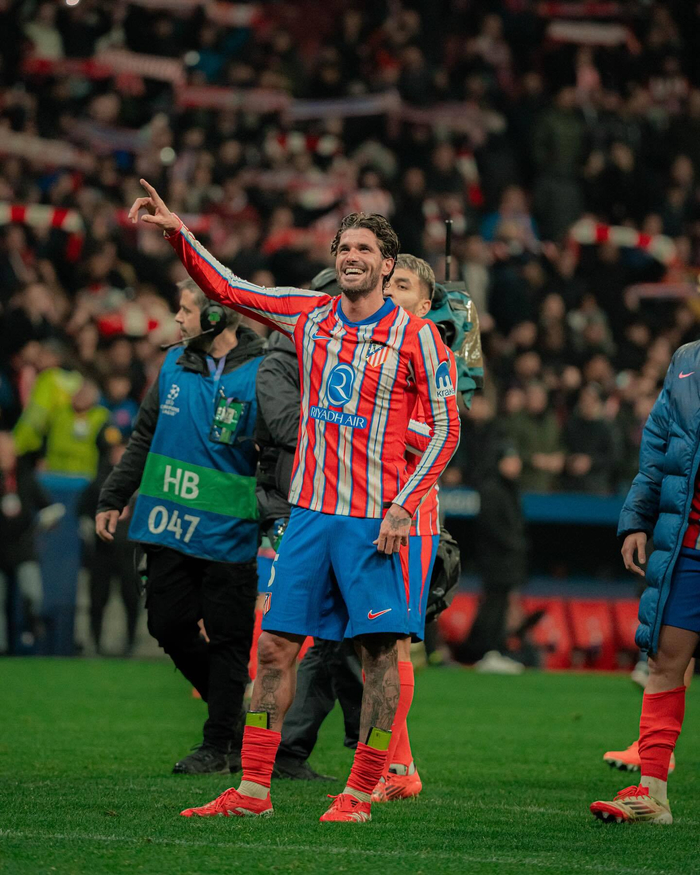 在你头上扣篮！ JackeyLove 的女警在团战中被 Tarzan 的潘森击杀， Anyone's Legend 取得了赛点