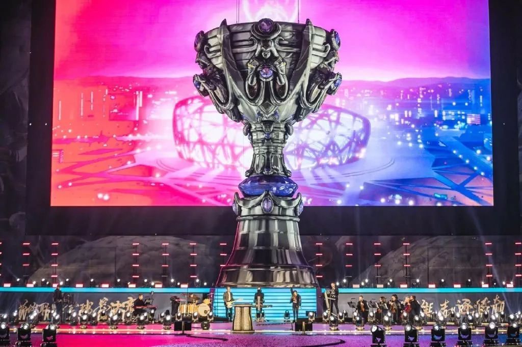 Zeka 真的是个聪明的家伙！在莎士比亚比赛中， Hanwha Life Esports 做出了决定性的决策，赢得了比赛，并在混乱中击败了 Nongshim RedForce 。