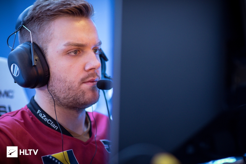 S13决赛主持人裴惠智分享决赛日与T1中野合照及赛后感言